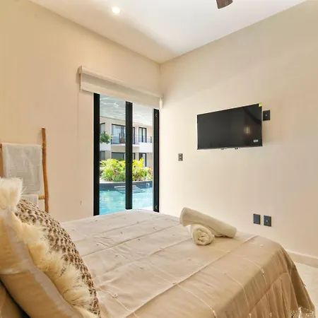 Boho Chic 2br With Swim-up Pool Near The