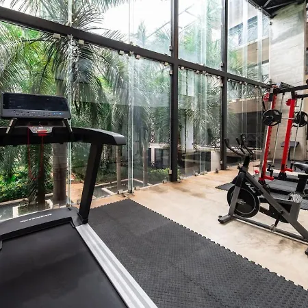 Retreat Pool Gym & Great Location Apartment *