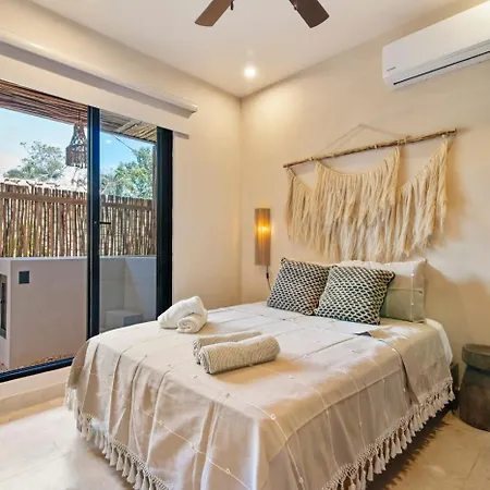Boho Chic 2br With Swim-up Pool Near The Apartment
