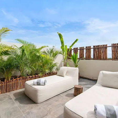 Penthouse With Rooftop Plunge Pool - Distant Ocean