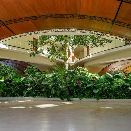 Apartment Oasis Jungle Views, 4 Pools & Near