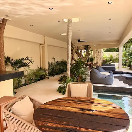 Apartment Boho Chic 2br With Swim-up Pool Near The *