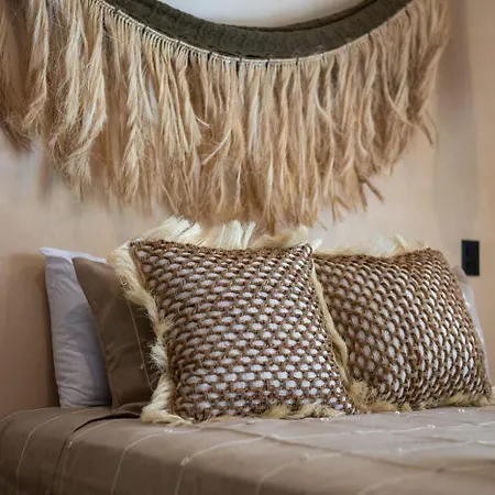 Apartment Boho Chic 2br With Swim-up Pool Near The *