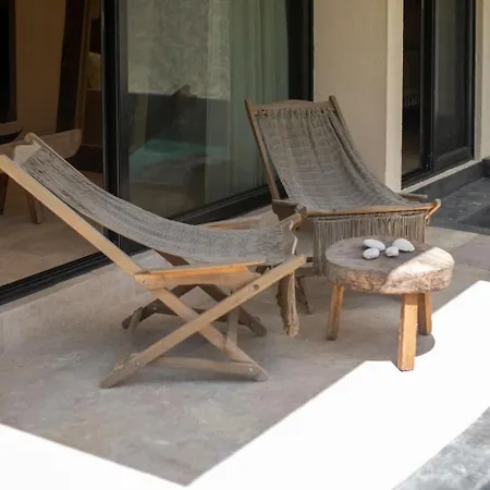 Boho Chic 2br With Swim-up Pool Near The