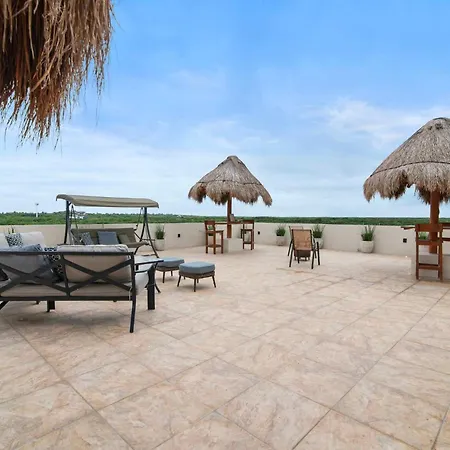 Penthouse With Rooftop Plunge Pool - Distant Ocean Apartamento *