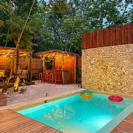 Villa Luxury 5 Bedroom Pool Tiki Bar & Outdoor Gym