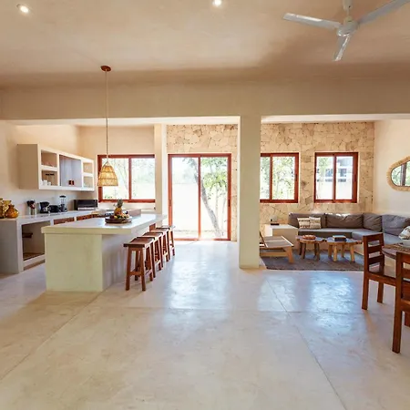 Modern Ground-level 3br Retreat With Private Pool Holiday home *
