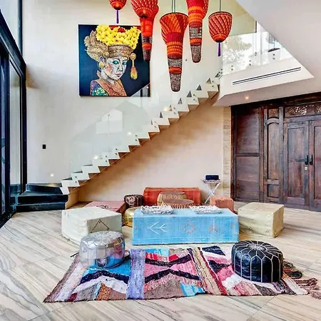 Designer Luxury With Private Pool Oasis Holiday home *