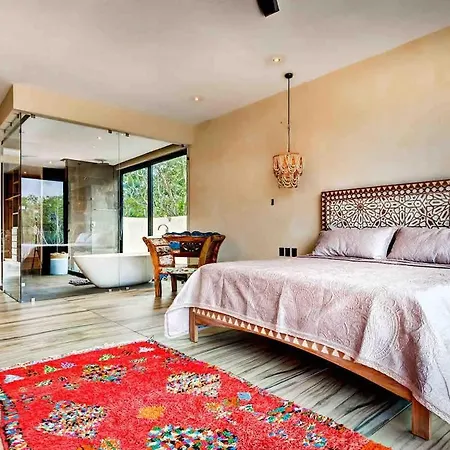 Designer Luxury With Private Pool Oasis Holiday home