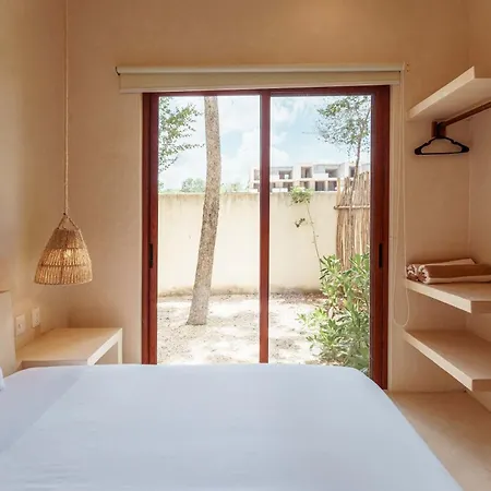 Modern Ground-level 3br Retreat With Private Pool *