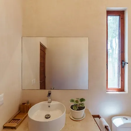 Modern Ground-level 3br Retreat With Private Pool Holiday home *