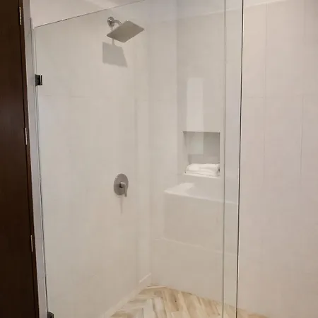 New! La Veleta 2br, Pool, Jacuzzi & Gym