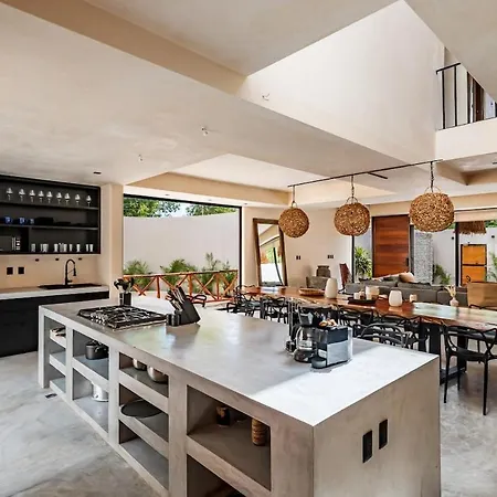 5-bedroom Private House With Pool In