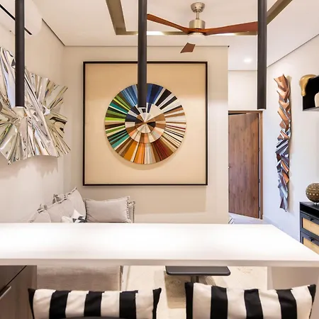 Art House - Filtered Water & 2 Free Clubs Zone *