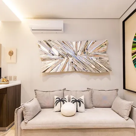 Art House - Filtered Water & 2 Free Clubs Zone