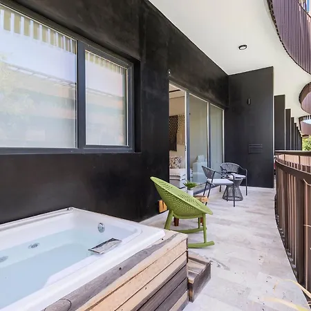 Jungle Guardian - Rooftop Pool & Club Сasa de vacaciones