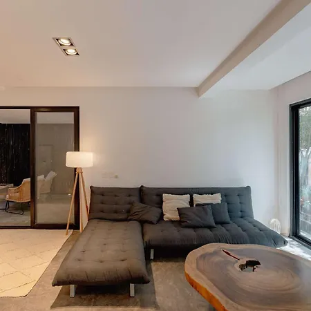 Stylish 3br Retreat In Serene Luxury Setting