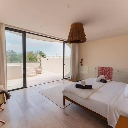 Mistiq - Modern 3br Oasis In With Pool & Chic Design