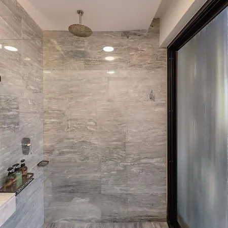 Stylish 3br Retreat In Serene Luxury Setting *