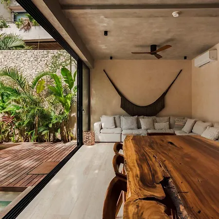 Villa Luxury 5 Bedroom Pool Tiki Bar & Outdoor Gym