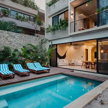 Luxury 5 Bedroom Pool Tiki Bar & Outdoor Gym *