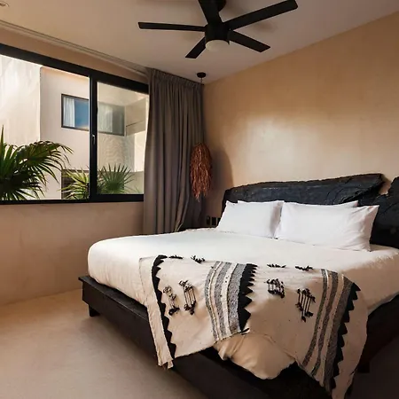Luxury 5 Bedroom Pool Tiki Bar & Outdoor Gym Villa *
