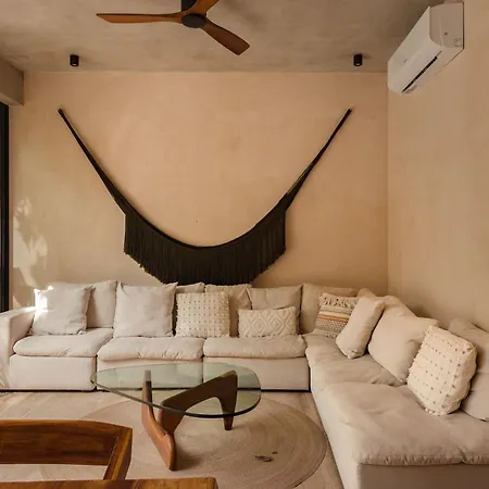 Villa Luxury 5 Bedroom Pool Tiki Bar & Outdoor Gym