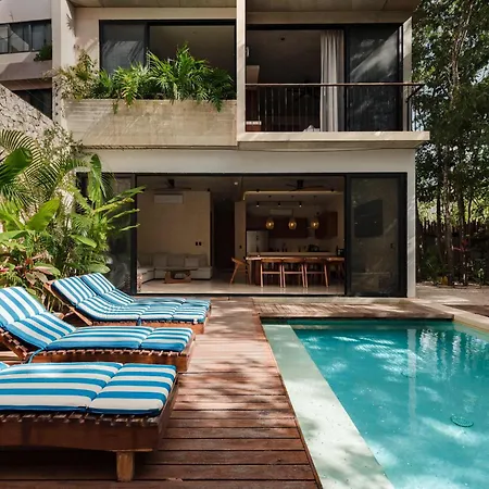 Luxury 5 Bedroom Pool Tiki Bar & Outdoor Gym *