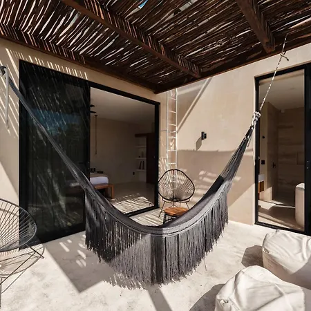 Luxury 5 Bedroom Pool Tiki Bar & Outdoor Gym