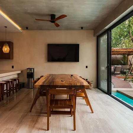 Luxury 5 Bedroom Pool Tiki Bar & Outdoor Gym Villa *