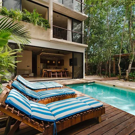 Luxury 5 Bedroom Pool Tiki Bar & Outdoor Gym *