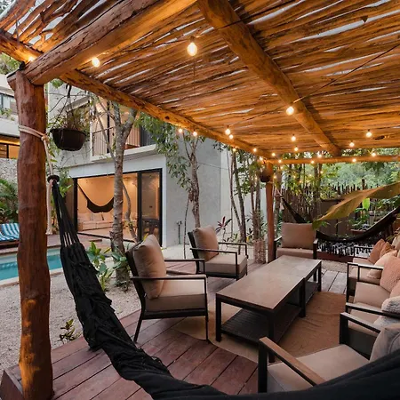 Luxury 5 Bedroom Pool Tiki Bar & Outdoor Gym Villa *