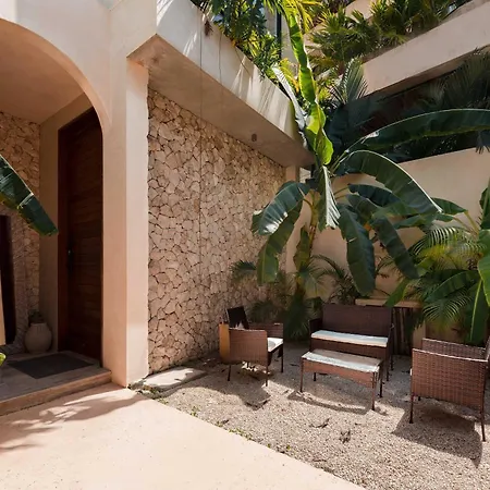 Luxury 5 Bedroom Pool Tiki Bar & Outdoor Gym Villa *