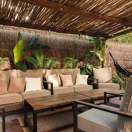 Luxury 5 Bedroom Pool Tiki Bar & Outdoor Gym *