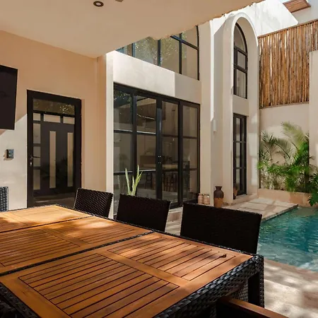 Luxury 4 Bedroom With Private Rooftop Pool *