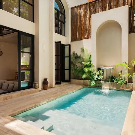 Holiday home Luxury 4 Bedroom With Private Rooftop Pool *