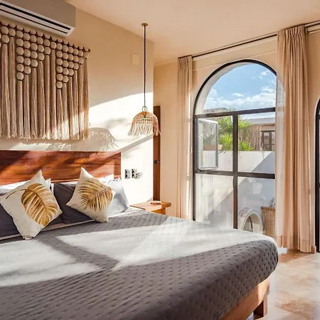 Holiday home Luxury 4 Bedroom With Private Rooftop Pool *