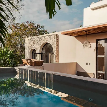 Luxury 4 Bedroom With Private Rooftop Pool *