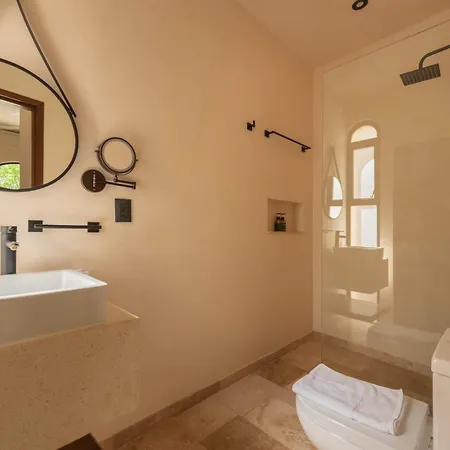Luxury 4 Bedroom With Private Rooftop Pool Holiday home *