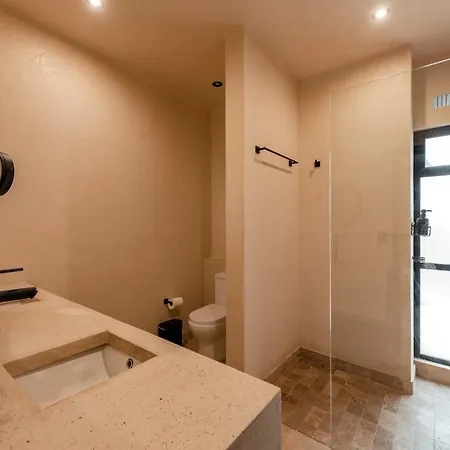 Holiday home Luxury 4 Bedroom With Private Rooftop Pool *