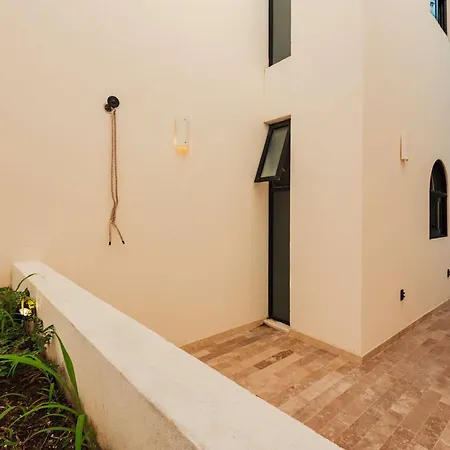 Holiday home Luxury 4 Bedroom With Private Rooftop Pool *
