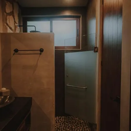 Private Jungle 1br Retreat & Fast Wi-fi Apartment