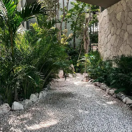 1 Bed Private Balcony Great Location Apartment *