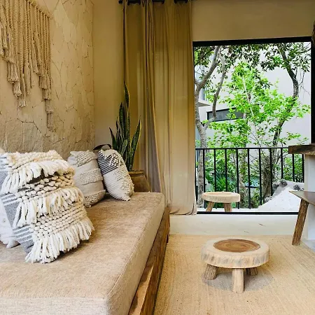 1 Bed Private Balcony Great Location Apartment *