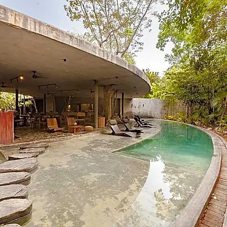 Encanto Luxe Jungle 10min Beachhot Tubking