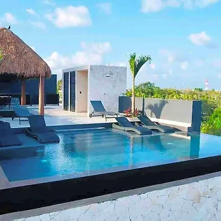 W/plunge Pool & Kitchen *