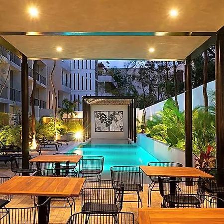 Chic With Swim-up Pool Access