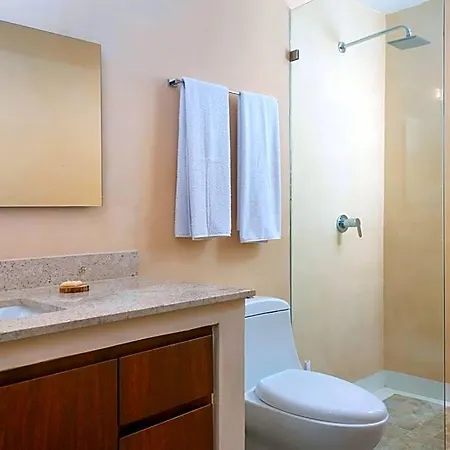 Hotel Chic With Swim-up Pool Access *