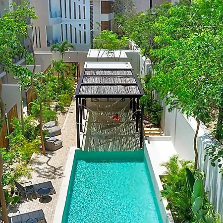 Hotel Chic With Swim-up Pool Access