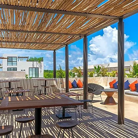 Chic With Swim-up Pool Access
